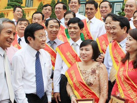 Chủ tịch nước Trương Tấn Sang với các chủ tịch công đoàn cơ sở tiêu biểu.